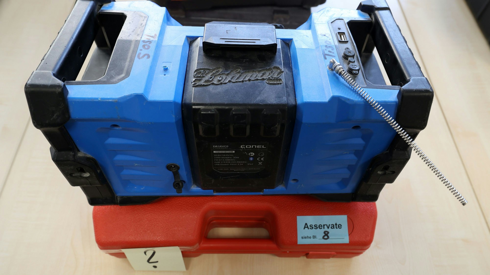 Ein Baustellenradio mit dem eingebrannten Schriftzug „Lohmar“.