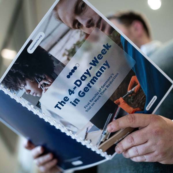 iAuf einer Mappe steht «The 4-Day-Week in Germany». Die Bilanz des Pilotprojekts zur Vier-Tage-Woche in Deutschland wurde bei der Landespressekonferenz in Düsseldorf vorgestellt.