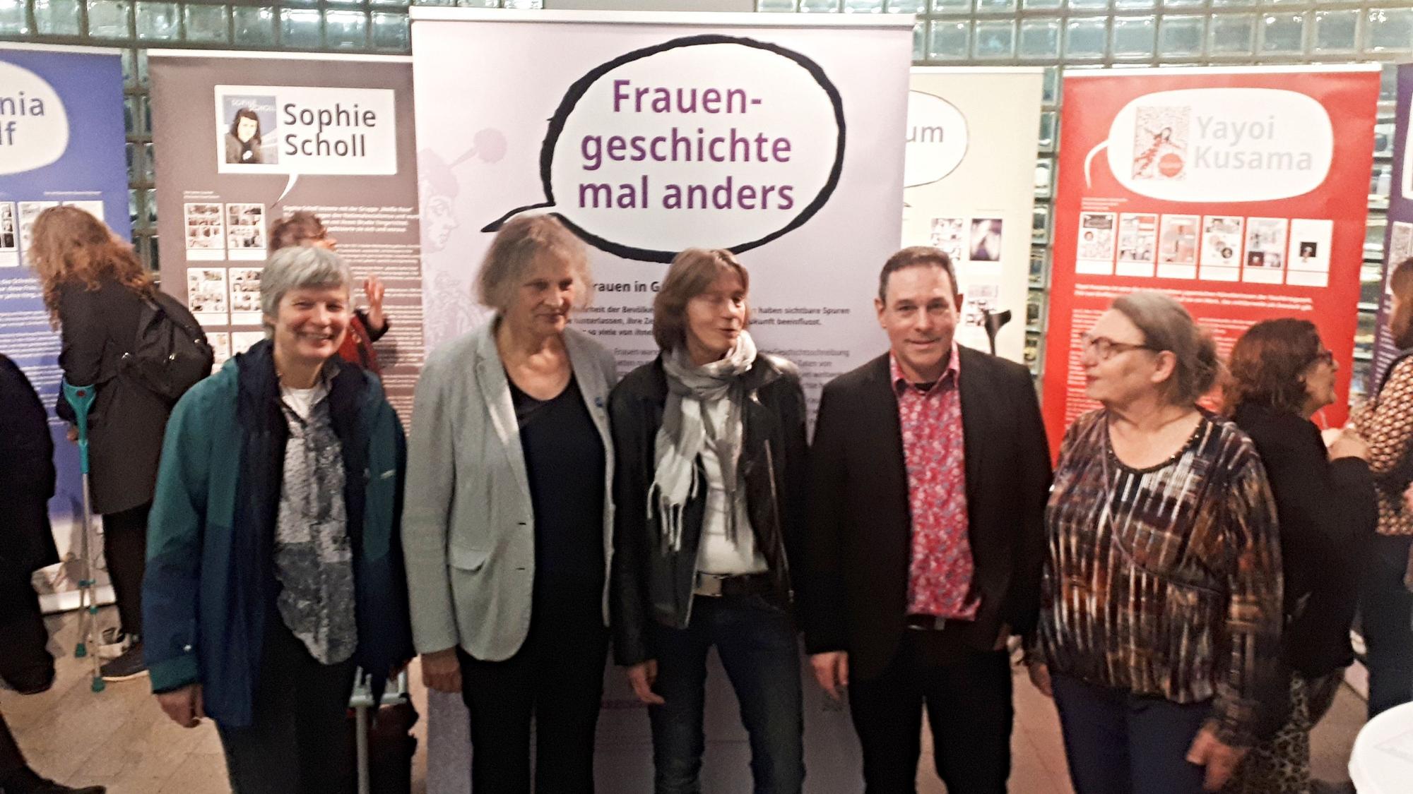 Freude über die Ausstellung und die große Resonanz: Sozialraumbetreuerin Brigitte Jantz aus Bilderstöckchen, Bezirksbürgermeisterin Diana Siebert, Grafikerin Brigitte L.QL, Politiker Arndt Klocke und Irene Franken vom Kölner Frauengeschichtsverein (v.l.).