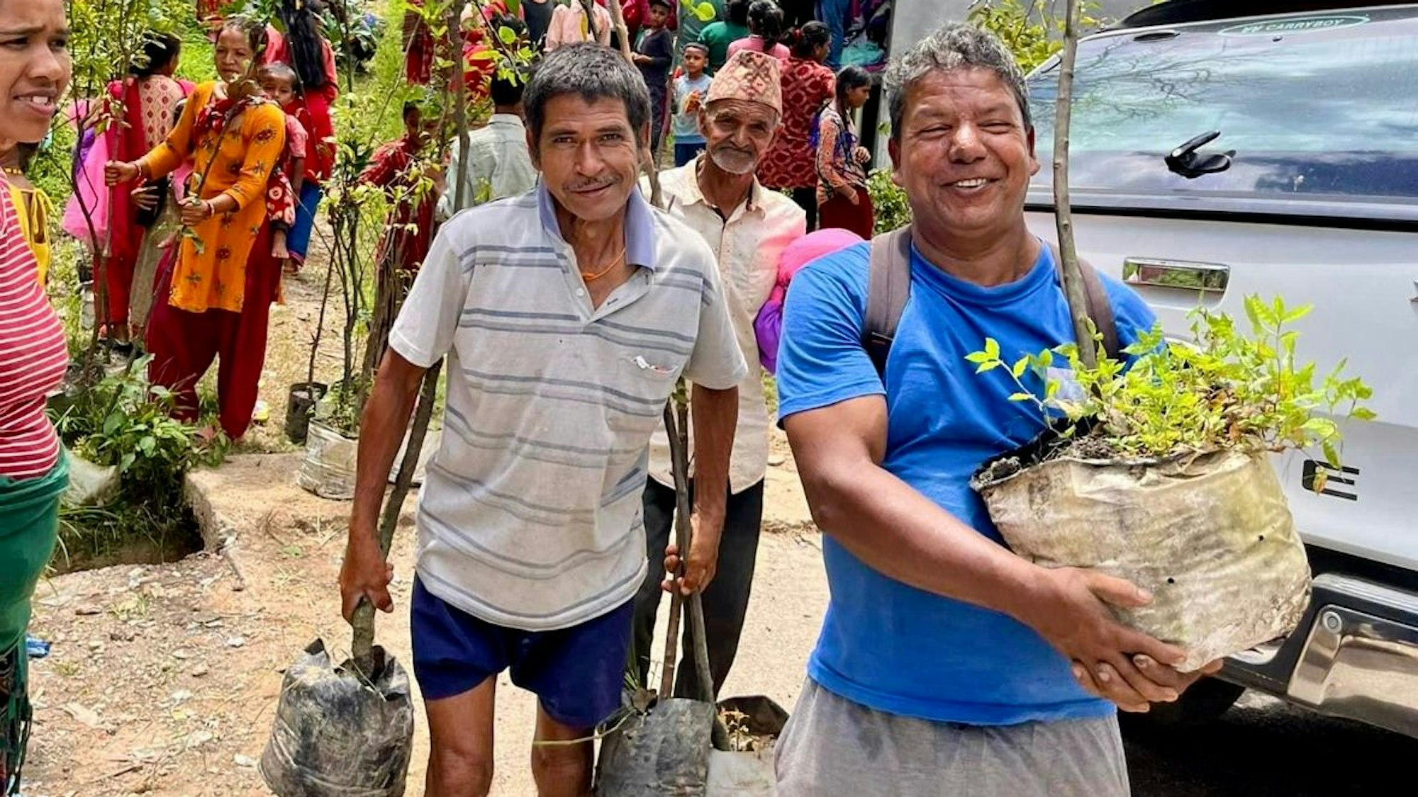 Obdachlose Menschen in Kathmandu (Nepal) sichern ihre Habe.