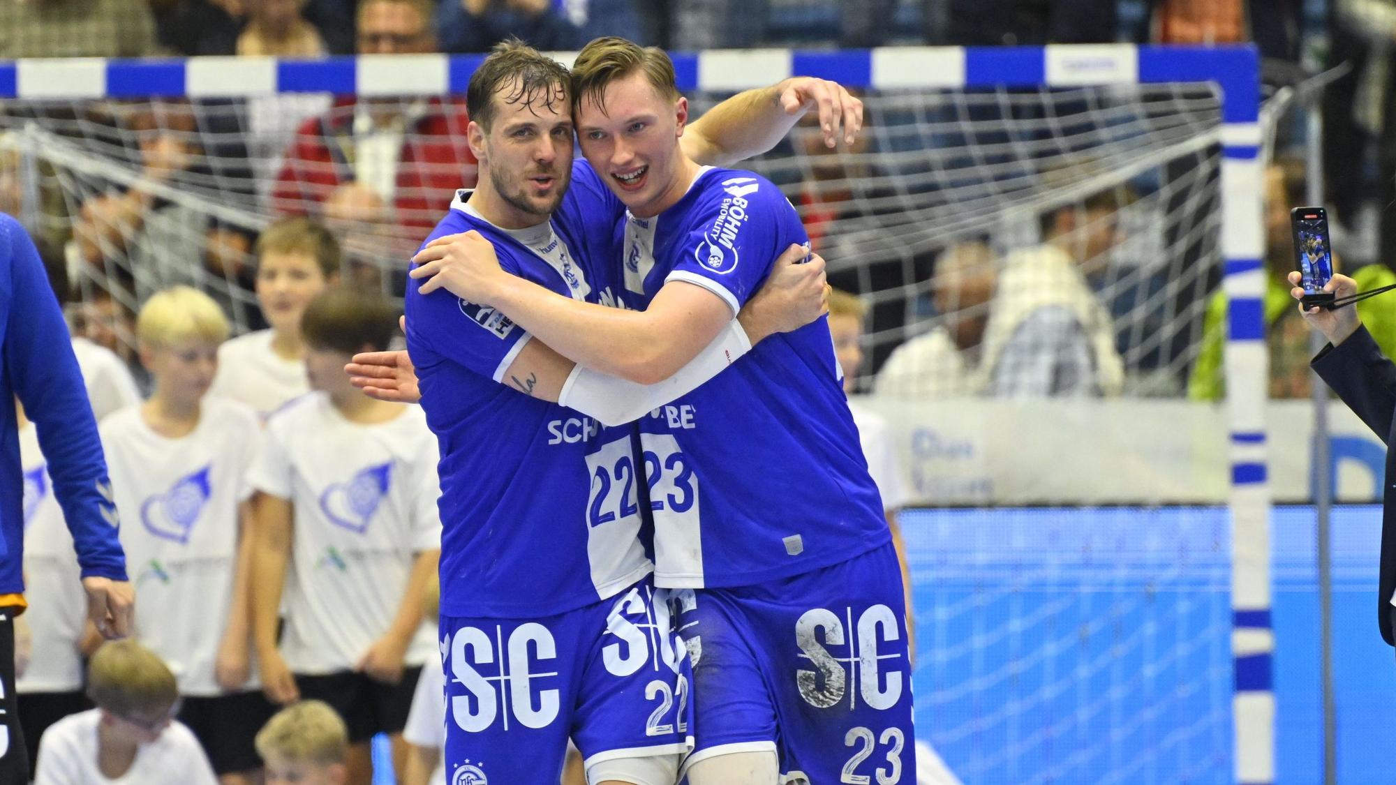 Kentin Mahe und Ole Pregler gehen umschlungen über Spielfeld.