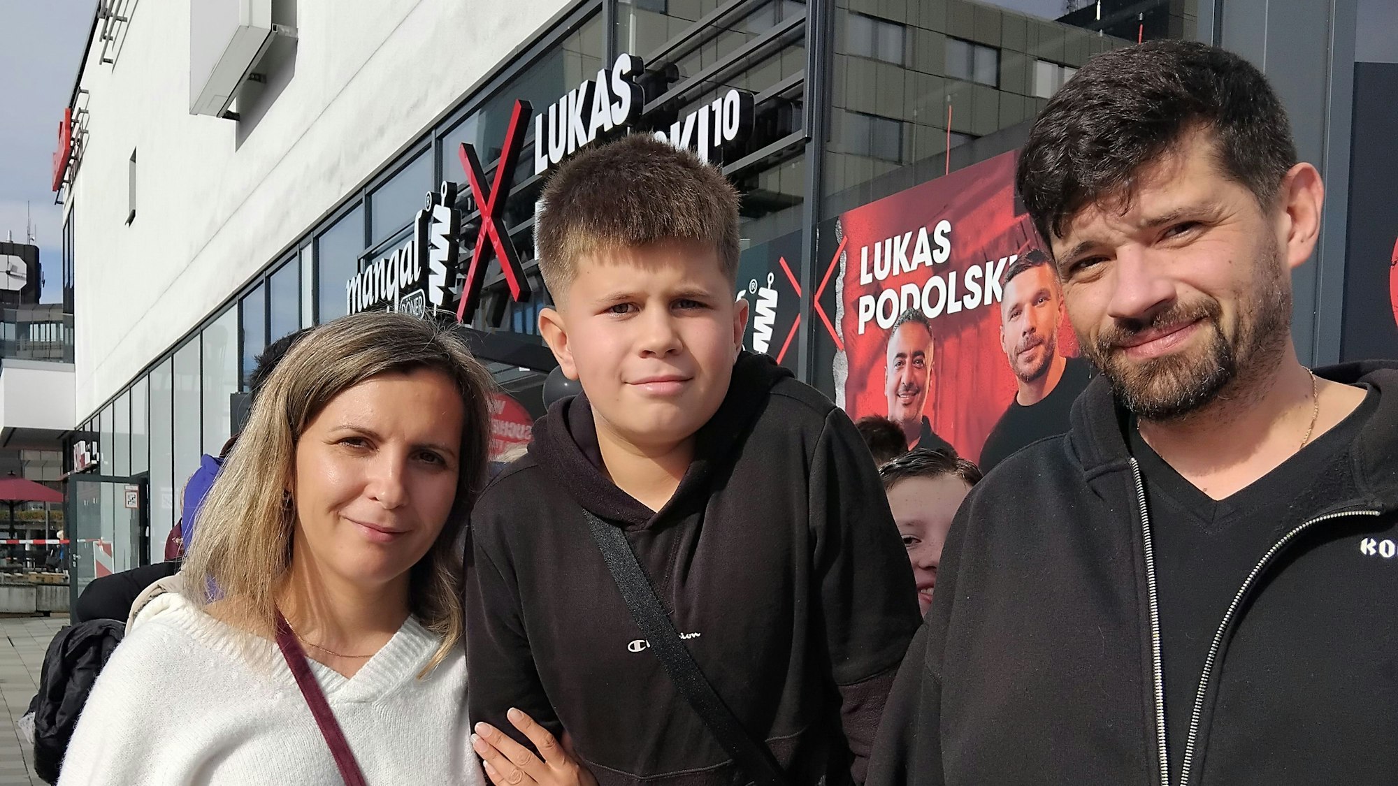 Im Huma in Sankt Augustin wurde eine neue Filiale von "Mangal-Döner" des ex-FC-Profis Lukas Podolski eröffnet. Xenia, Erik und Alexander Batarin (Besucher*innen)