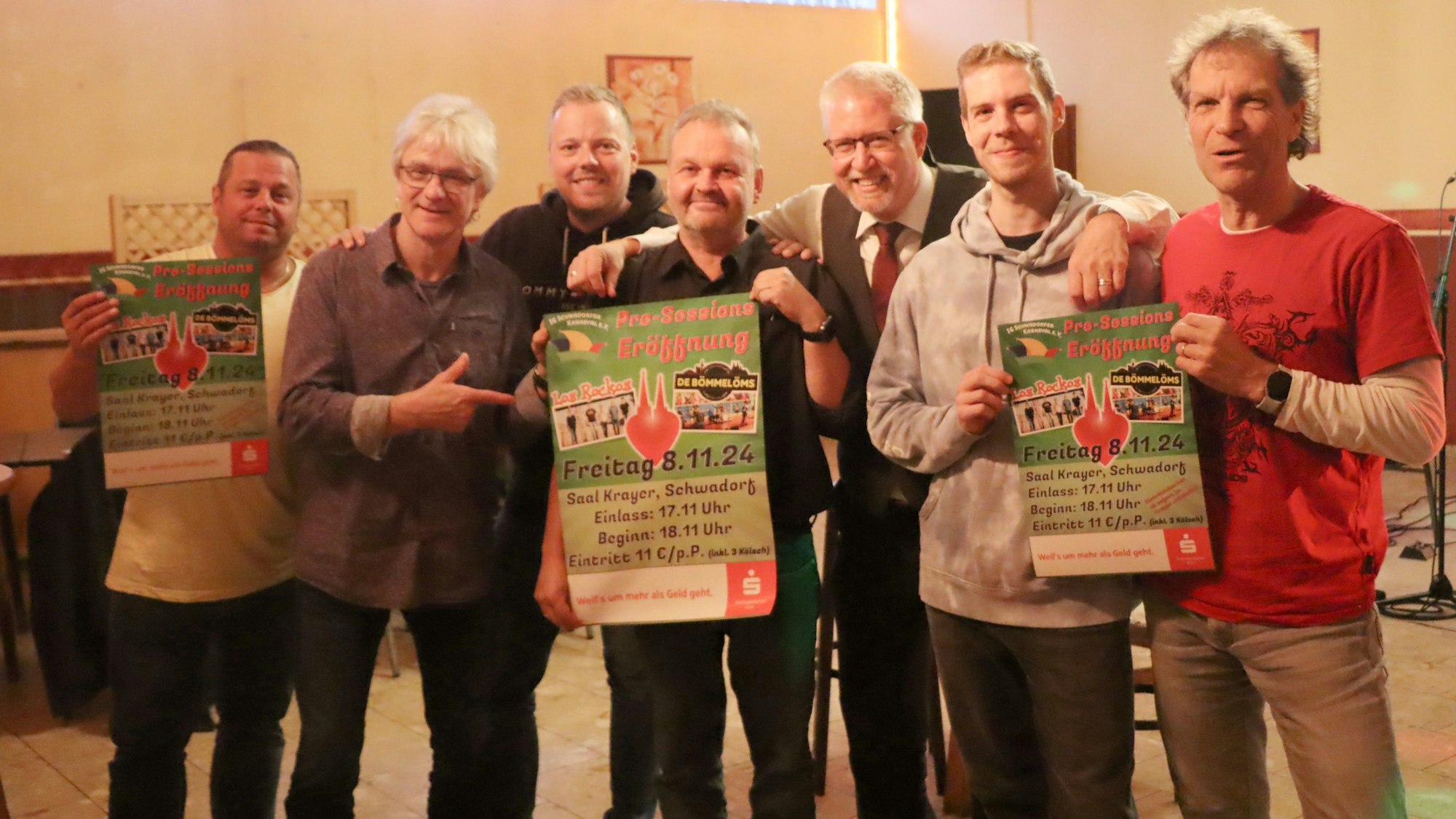 Männer halten Plakate.