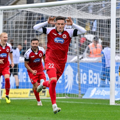 Spieler des FC Viktoria Köln drehen nach dem Tor zum 0:2 durch Said El Mala Viktoria Köln, 22 2.v.re.jubelnd ab, Jubel, Torjubel, Torerfolg, celebrate the goal, goal, celebration, Jubel ueber das Tor, optimistisch, Action, Aktion, 25.08.2024, München Deutschland, Fussball, 3. Liga, TSV 1860 München - FC Viktoria Köln, DFB/DFL REGULATIONS PROHIBIT ANY USE OF PHOTOGRAPHS AS IMAGE SEQUENCES AND/OR QUASI-VIDEO. *** Players of FC Viktoria Köln turn after the goal to 0 2 by Said El Mala Viktoria Köln, 22 2 v re jubilant, jubilation, goal celebration, celebrate the goal, goal, celebration, jubilation about the goal, optimistic, action, action, 25 08 2024, Munich Germany , Football, 3 Liga, TSV 1860 München FC Viktoria Köln, DFB DFL REGULATIONS PROHIBIT ANY USE OF PHOTOGRAPHS AS IMAGE SEQUENCES AND OR QUASI VIDEO xslx