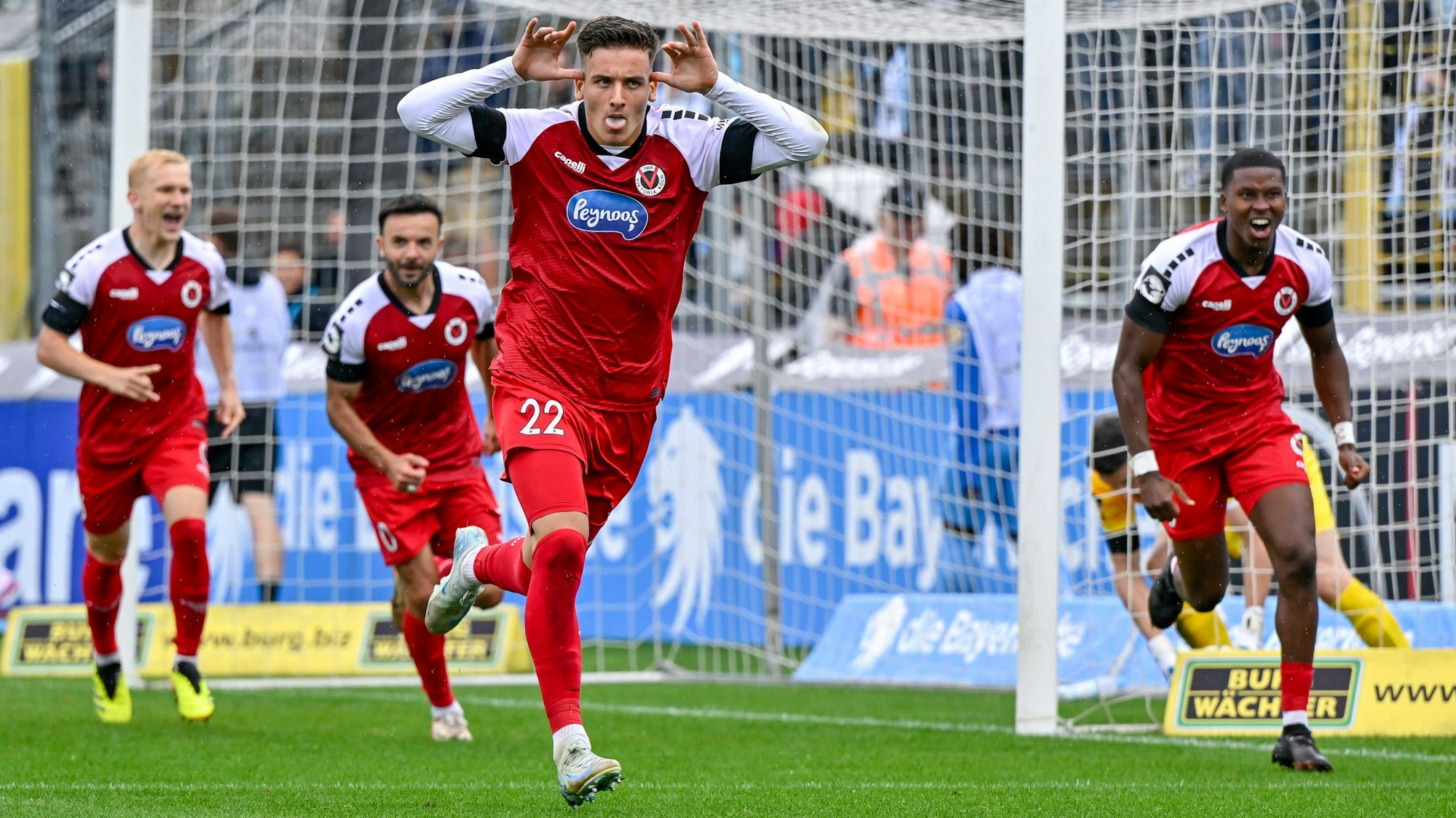 Selbstbewusst in jungen Jahren: Said El Mala jubelt nach einem Treffer mit seinen Mannschaftskollegen von Viktoria Köln.