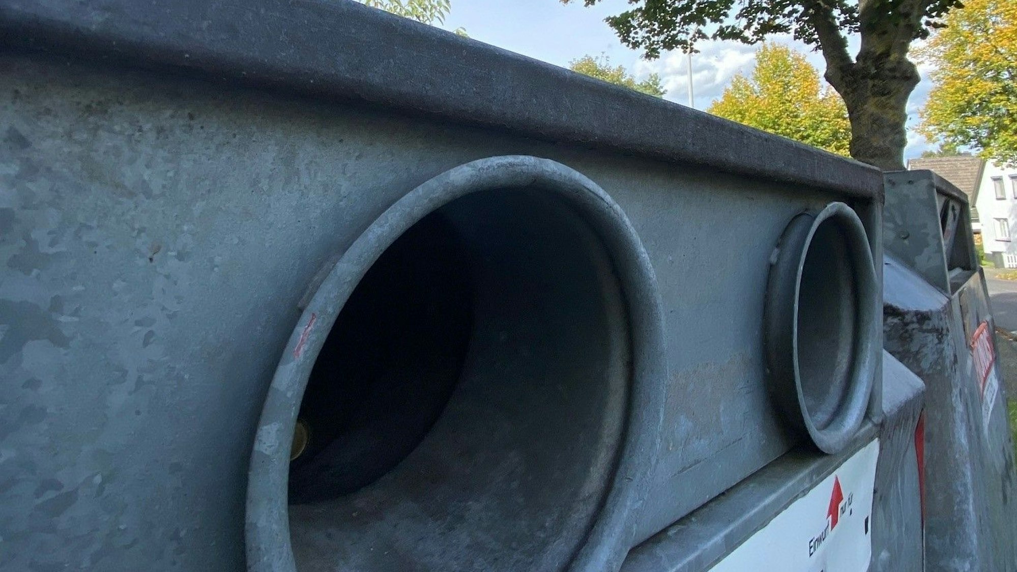 Zu sehen ist ein Glascontainer.