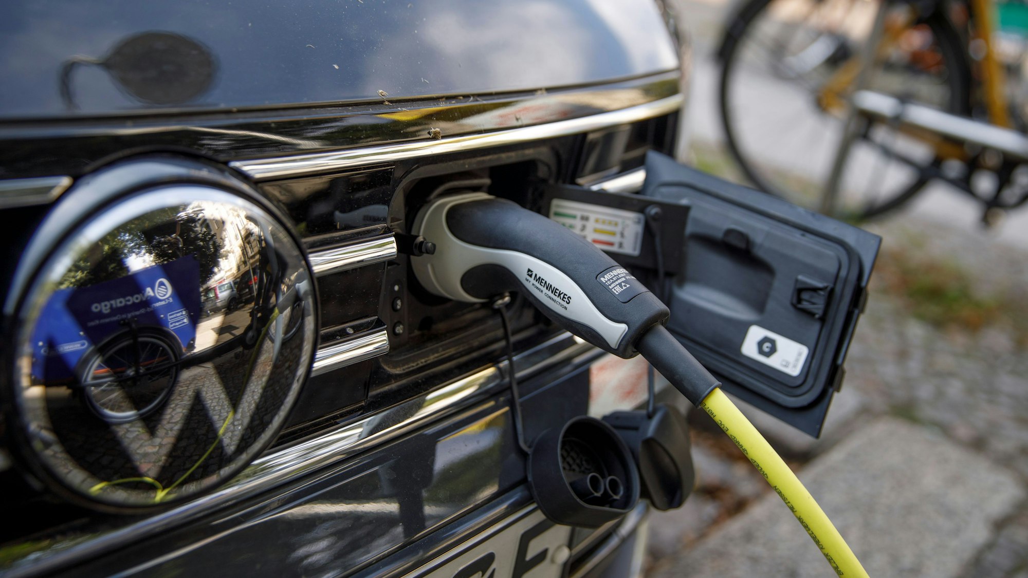 Ein Elektroauto steht an einer Ladestation in einem Wohngebiet im Stadtteil Prenzlauer Berg. (zu dpa: «Sixt dockt an VW-Ladenetz Elli an») +++ dpa-Bildfunk +++