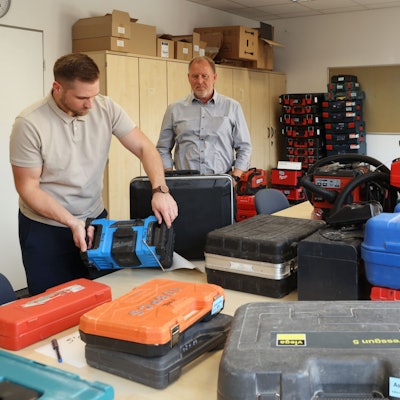 Die Polizei Köln präsentiert Werkzeuge und Maschinen, die aus den Fahrzeugen von Handwerkern gestohlen wurden. V.l.: Patrick Lohmar (Inhaber der Sanitärfirma Lohmar) und Ralf Dubendorff (Leiter des Kriminalkommissariats 74)