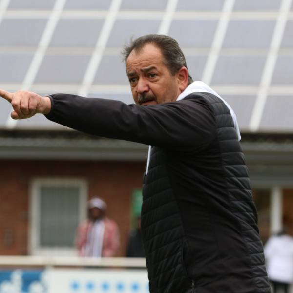 Das Bild zeigt den Coach des SV Nierfeld an der Seitenlinie, der seiner Mannschaft gestenreich eine Anweisung gibt.