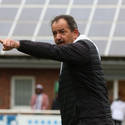 Das Bild zeigt den Coach des SV Nierfeld an der Seitenlinie, der seiner Mannschaft gestenreich eine Anweisung gibt.