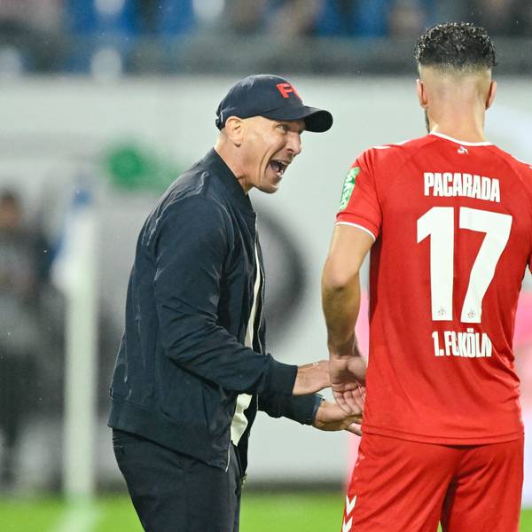Kölns Trainer Gerhard Struber (l) spricht mit Kölns Leart Paqarada.