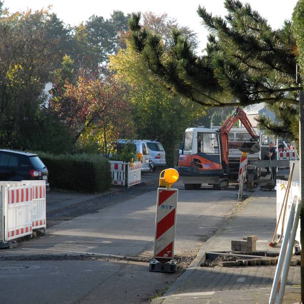 Zu sehen ist eine Baustelle in einer Straße.