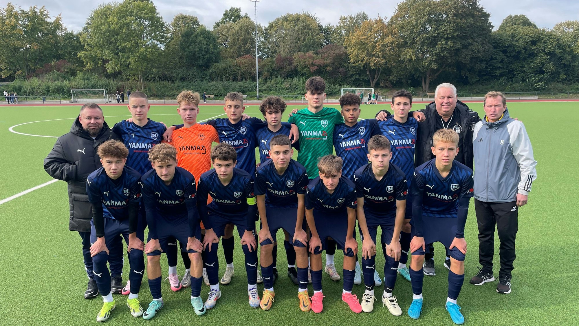 Das Foto zeigt die ukrainische Juniorenmannschaft, die für den FC Schwadorf startet.