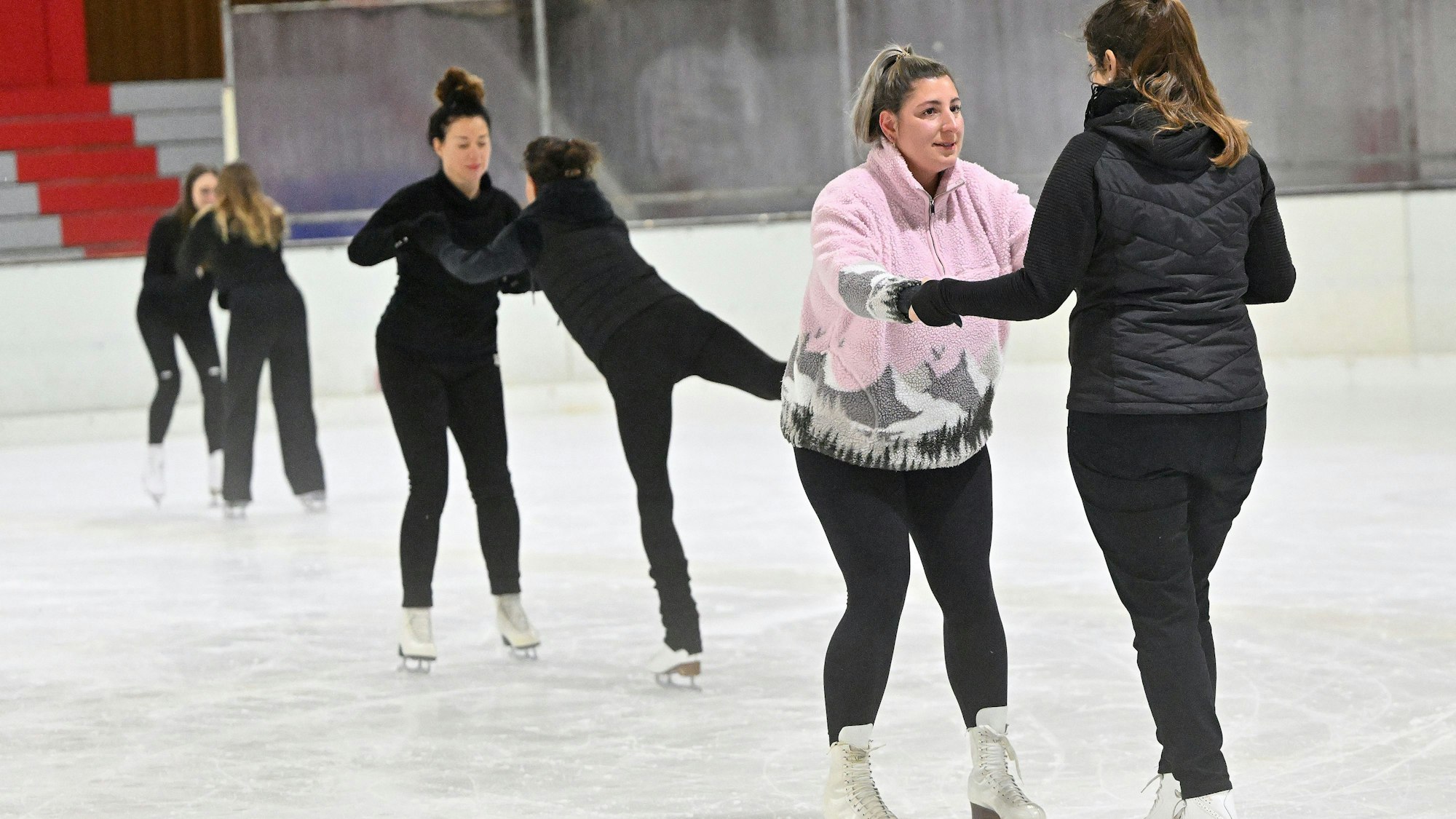 Das Foto zeigt das Training in der Eishalle
