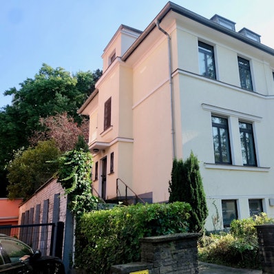 Die Villa an der Riehler Straße steht seit Jahren leer. 
Hinter den Fenstern hängen Lamellenvorhänge, die darauf hindeuten, dass Büros in dem Gebäude beheimatet waren.