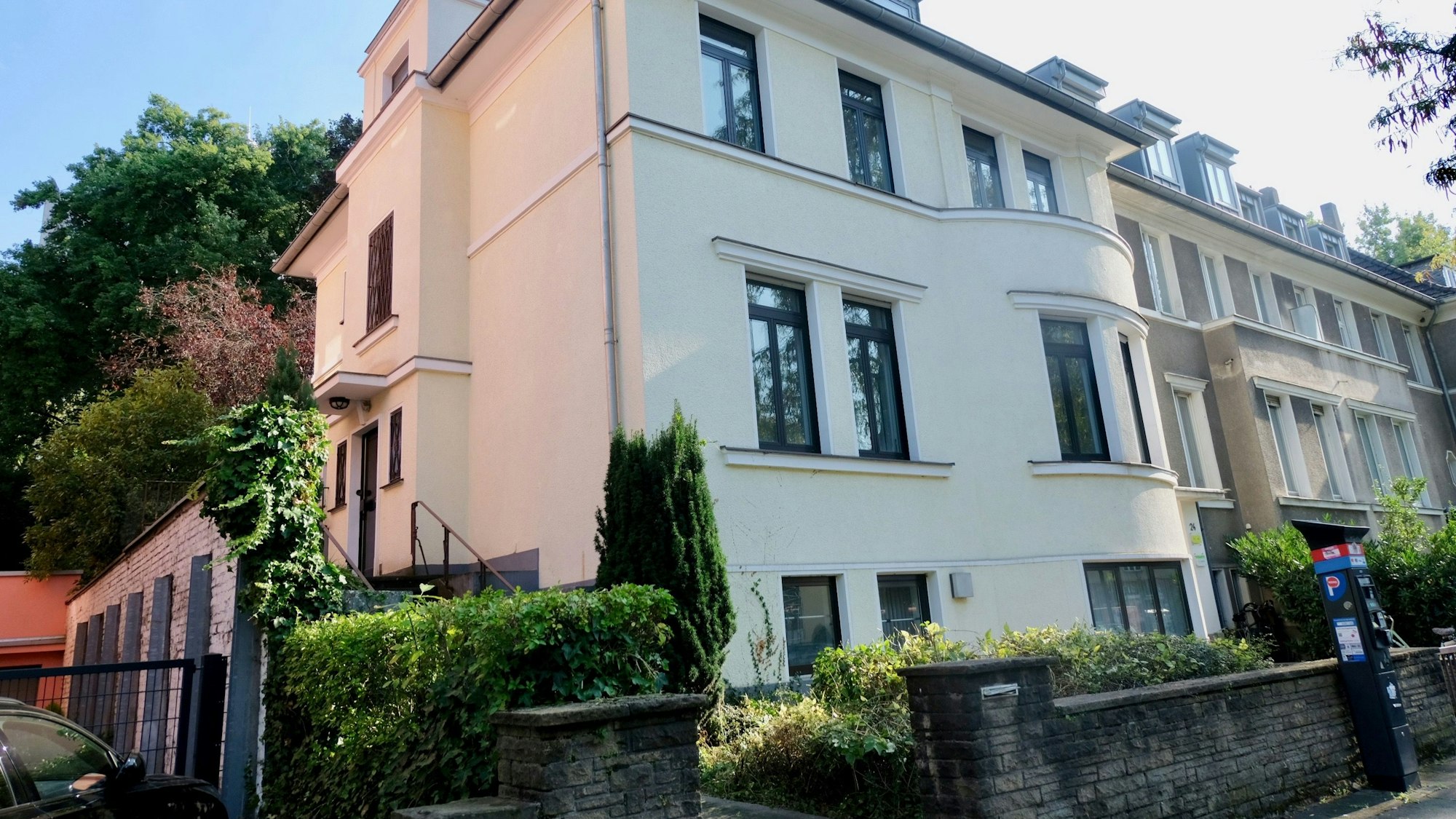 Die Villa an der Riehler Straße steht seit Jahren leer.
Hinter den Fenstern hängen Lamellenvorhänge, die darauf hindeuten, dass Büros in dem Gebäude beheimatet waren.