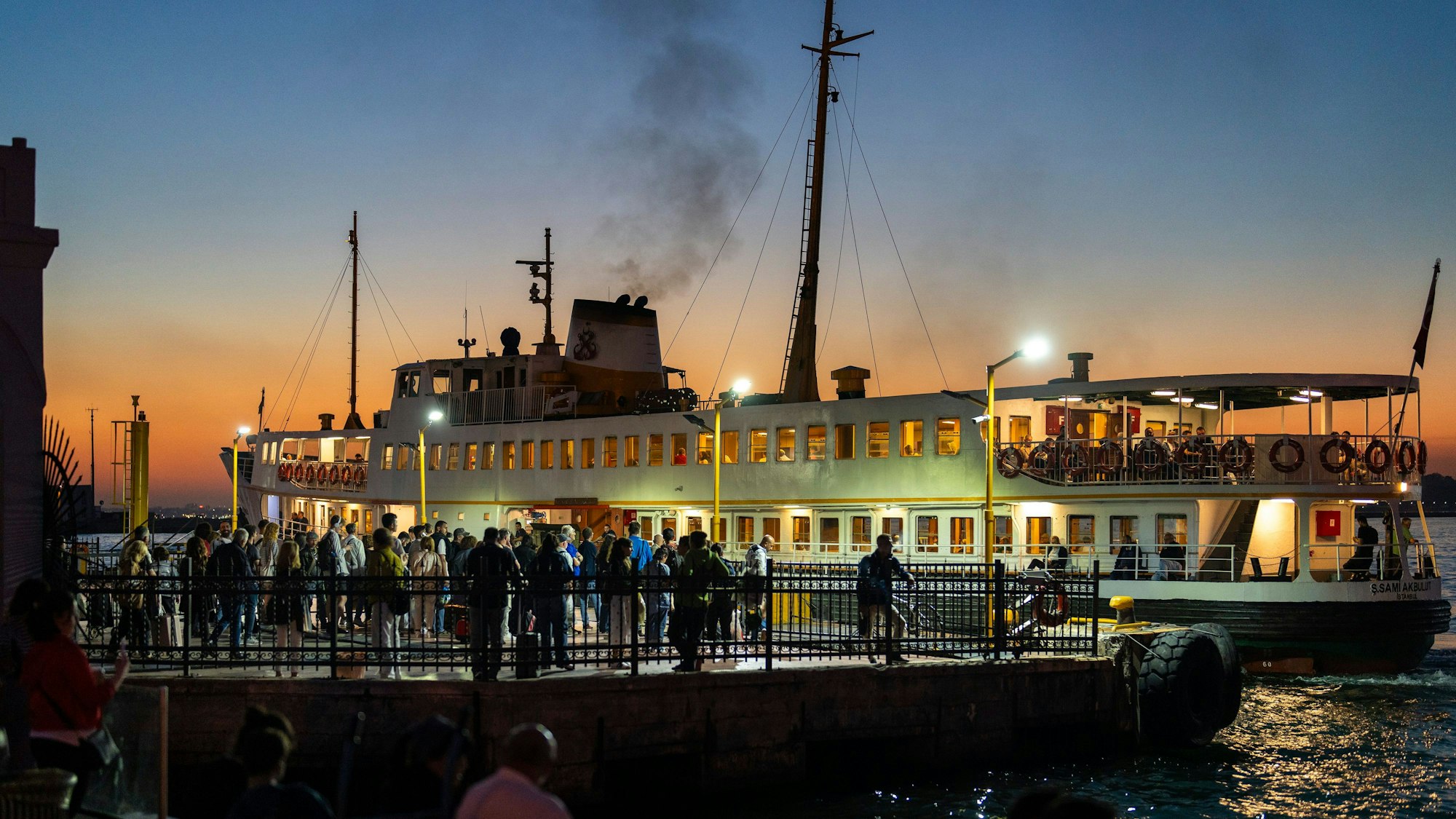 Türkei, Istanbul: Pendler warten am Fährterminal Kadikoy in Istanbul, Türkei, darauf, an Bord zu gehen.