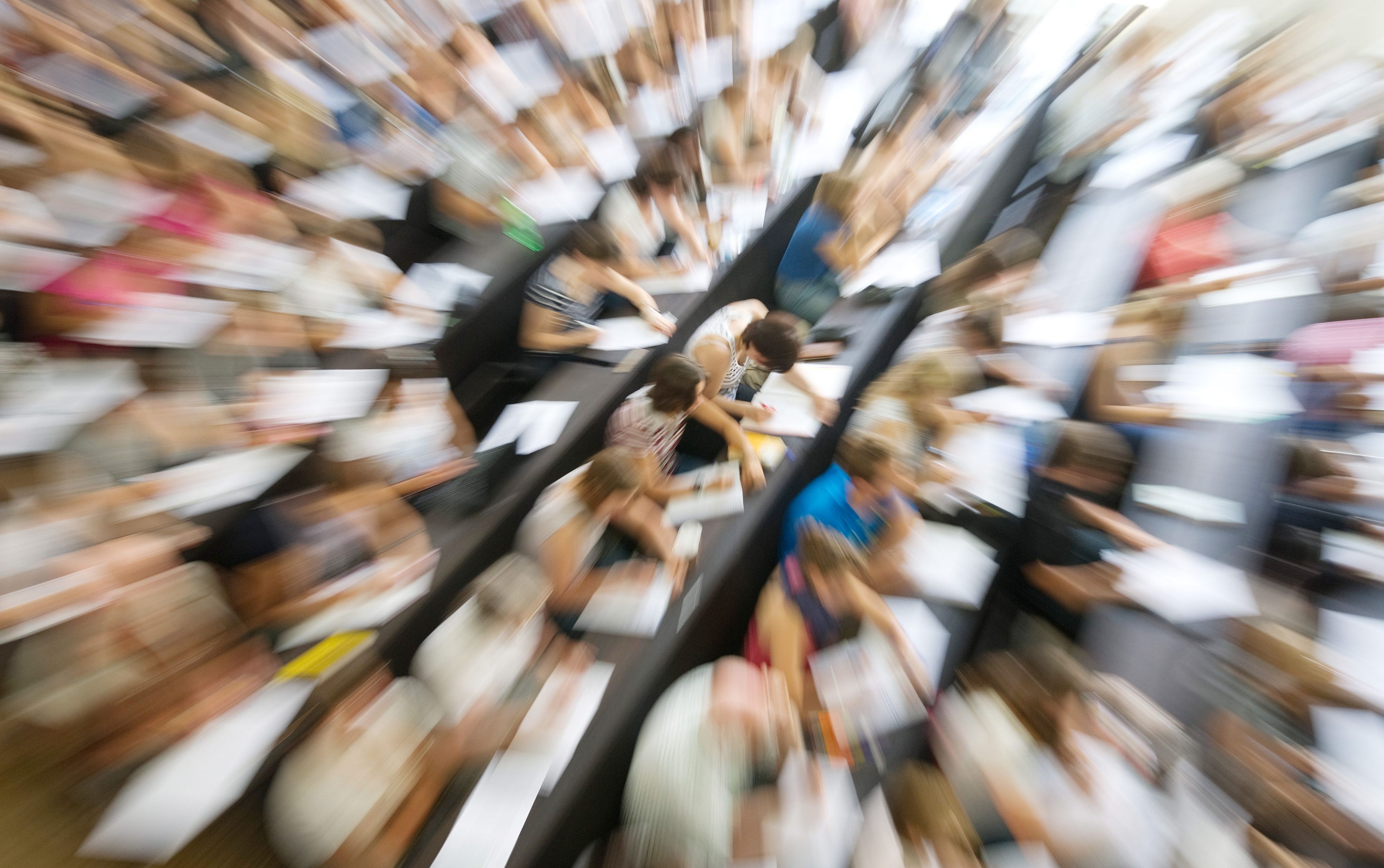 Germanistik-Studenten sitzen im Hörsaal einer Universität.