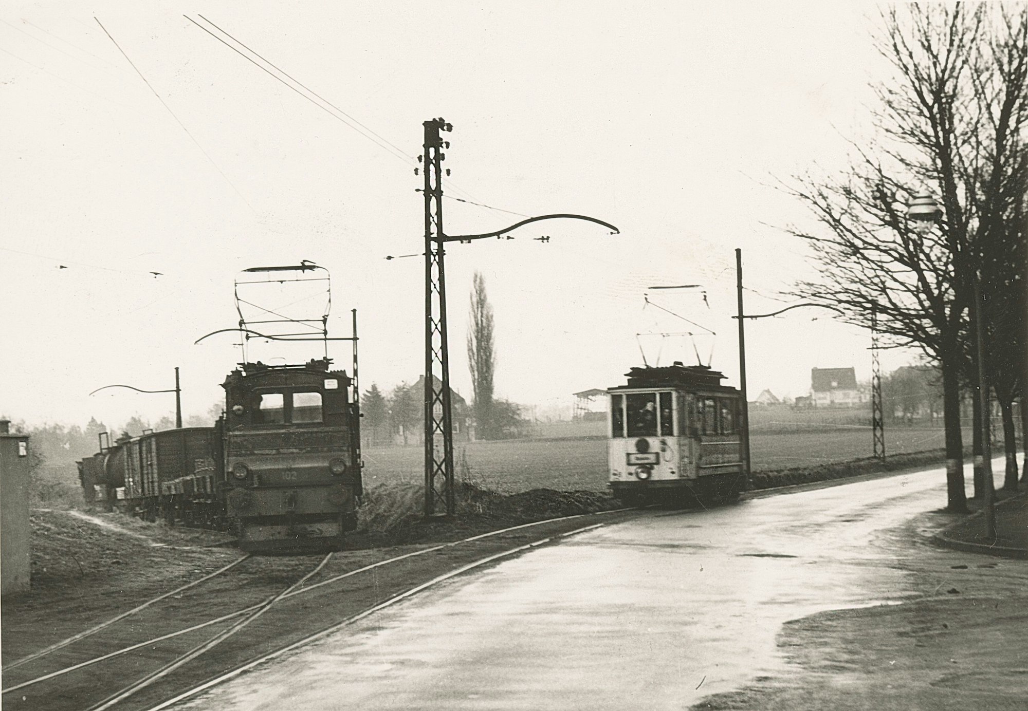 Der Güterzug kommt aus Neucronenberg von der Firma „J.J. Tillmanns“. Bevor es nach Opladen weitergeht, muss er die Straßenbahn passieren lassen.