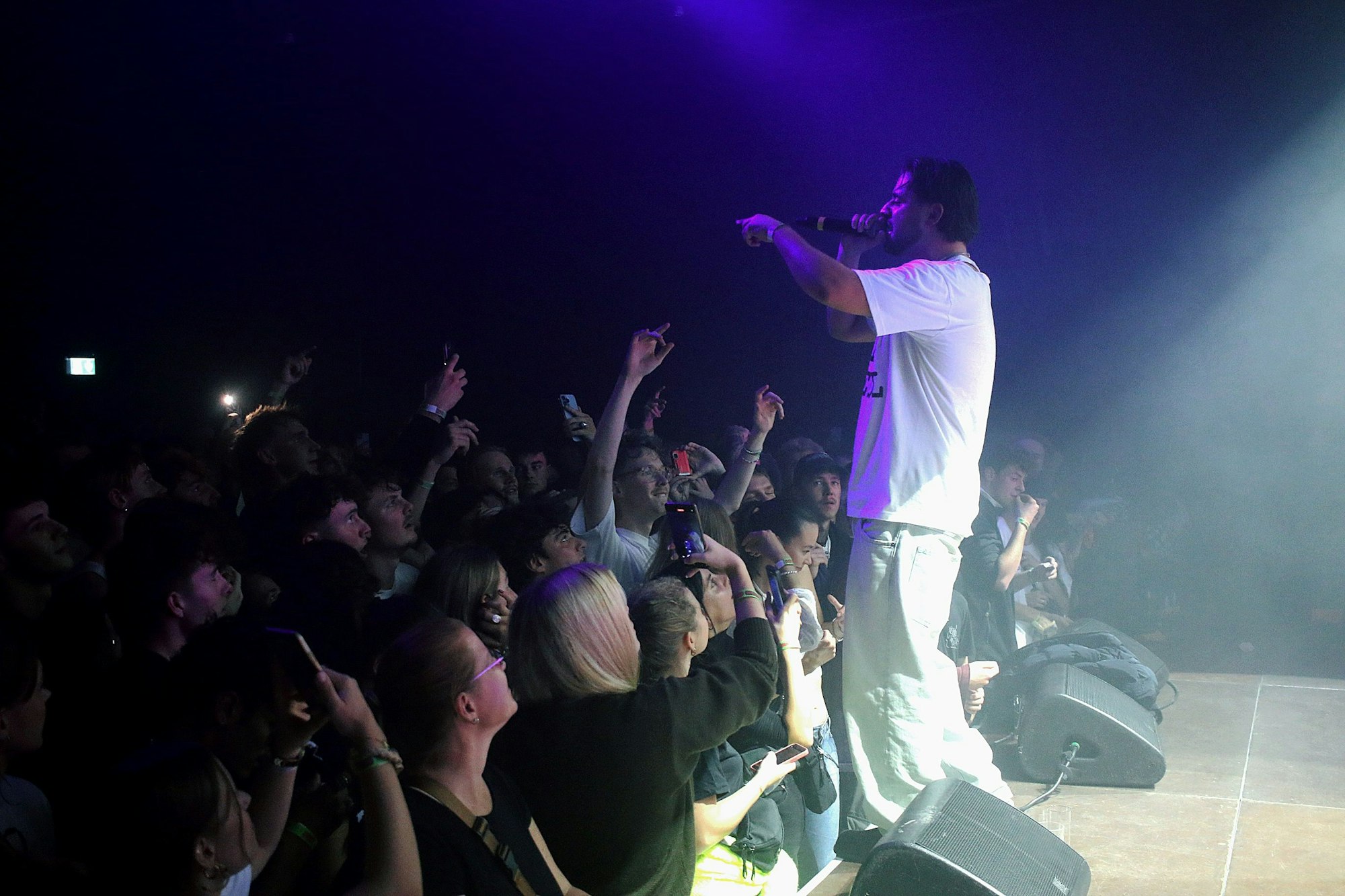 Ein Musiker auf der Bühne mit Publikum