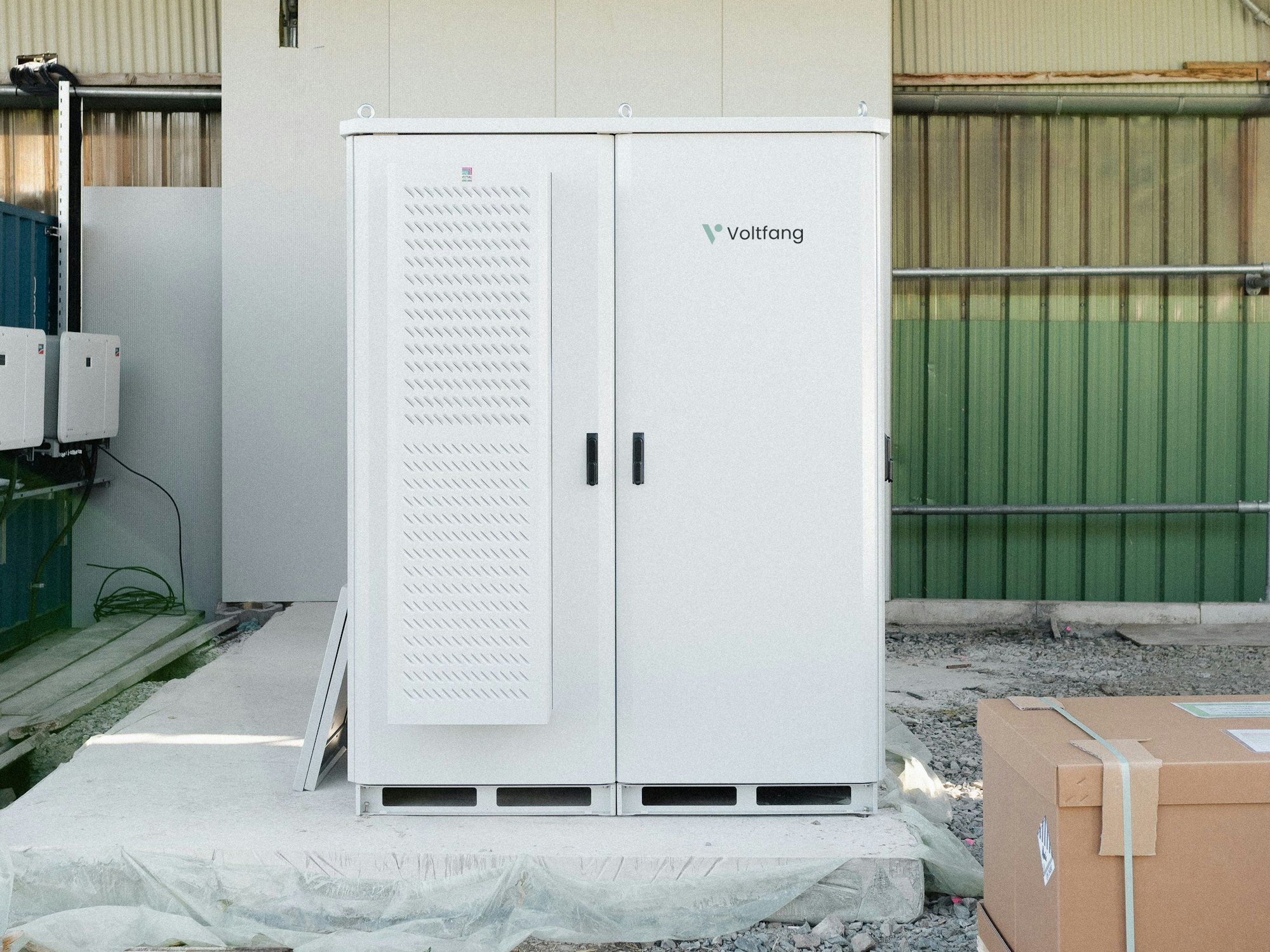 Ein Schrank mit Batteriespeichern steht auf einer Baustelle