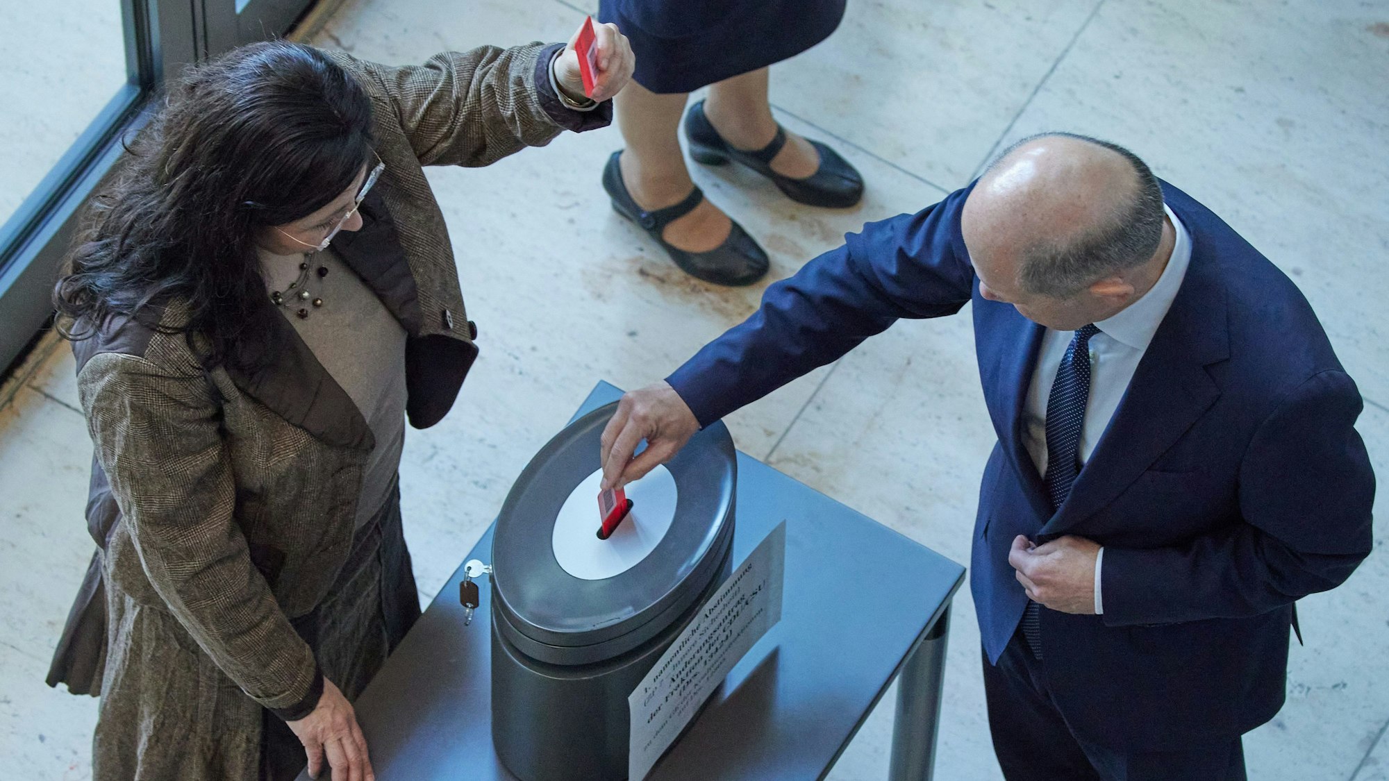 Bundeskanzler Olaf Scholz (SPD) gibt bei der 195. Sitzung des Deutschen Bundestages namentlich seine Stimme zum ·Sicherheitspaket· ab. Die Abgeordneten befassten sich mit mehreren Vorlagen zur inneren Sicherheit.