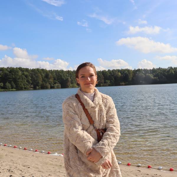 Das Foto zeigt eine Frau am Sandstrand am Otto-Maigler-See.