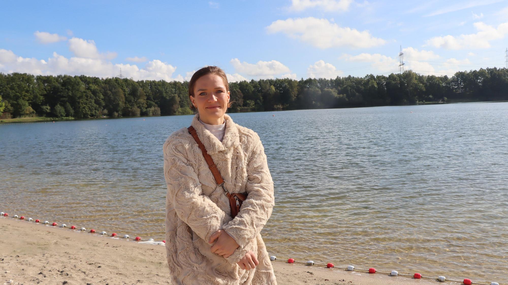 Das Foto zeigt eine Frau am Sandstrand am Otto-Maigler-See.
