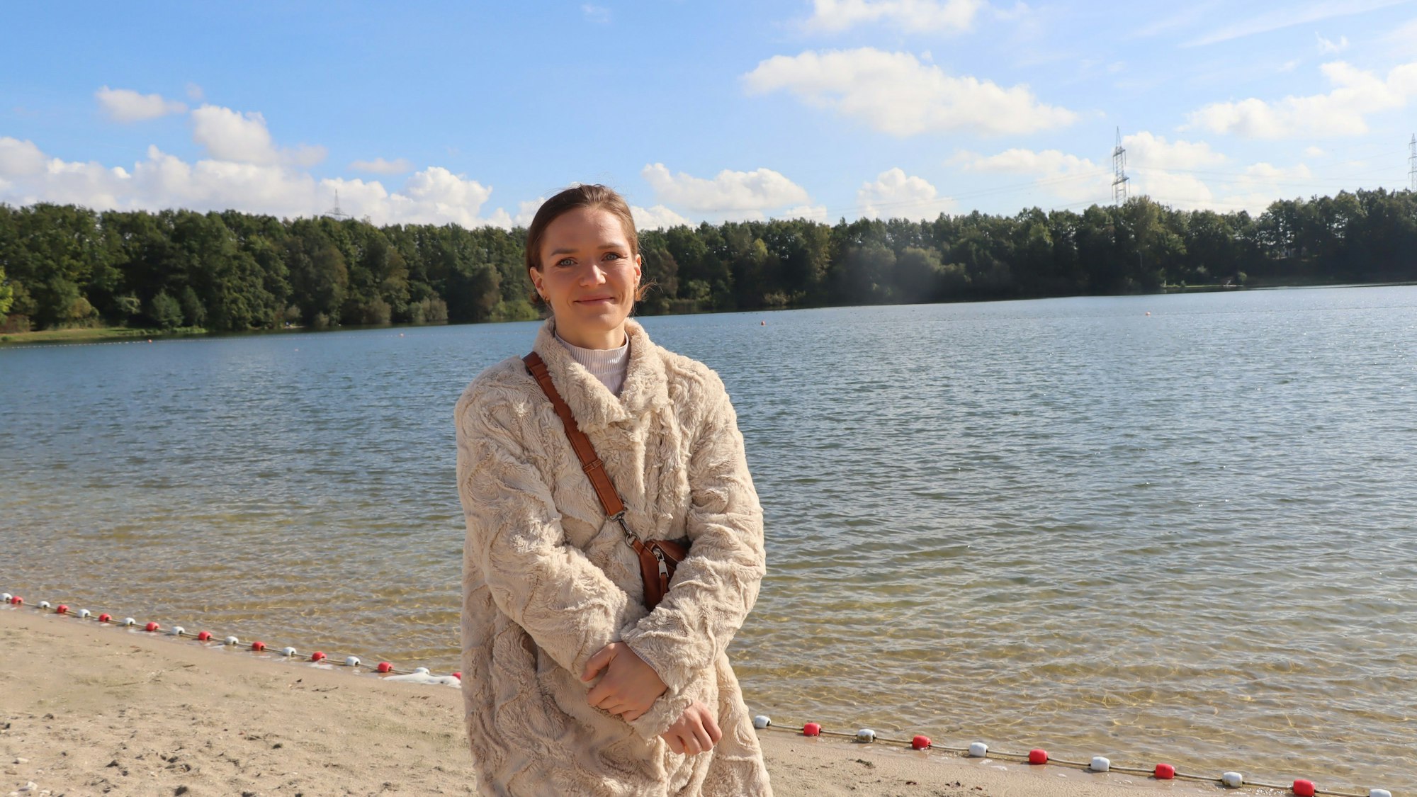 Das Foto zeigt eine Frau am Sandstrand am Otto-Maigler-See.
