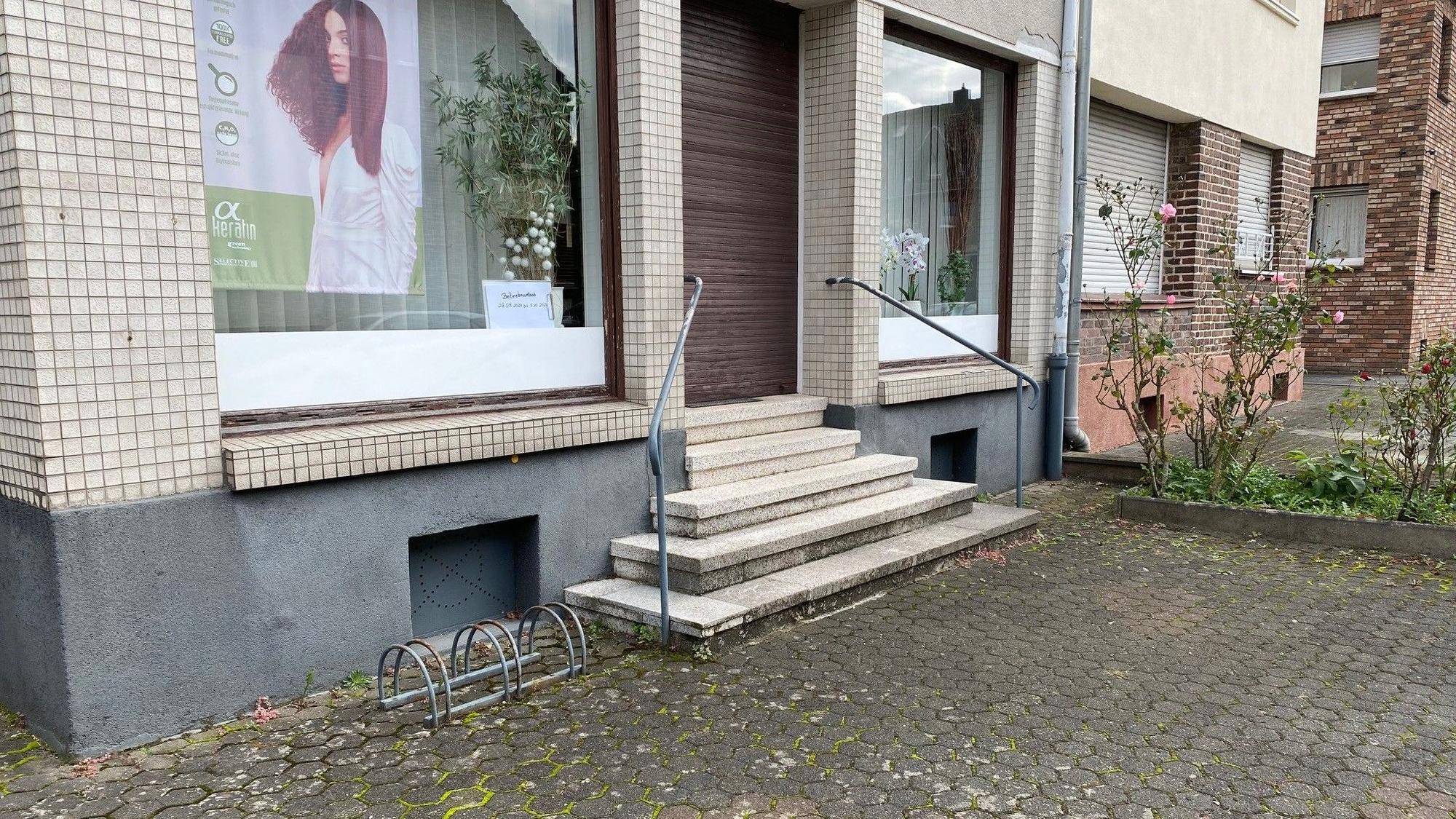 Zu sehen ist der Eingang eines Hauses.