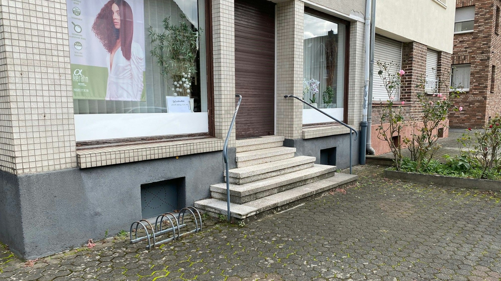 Zu sehen ist der Eingang eines Hauses.