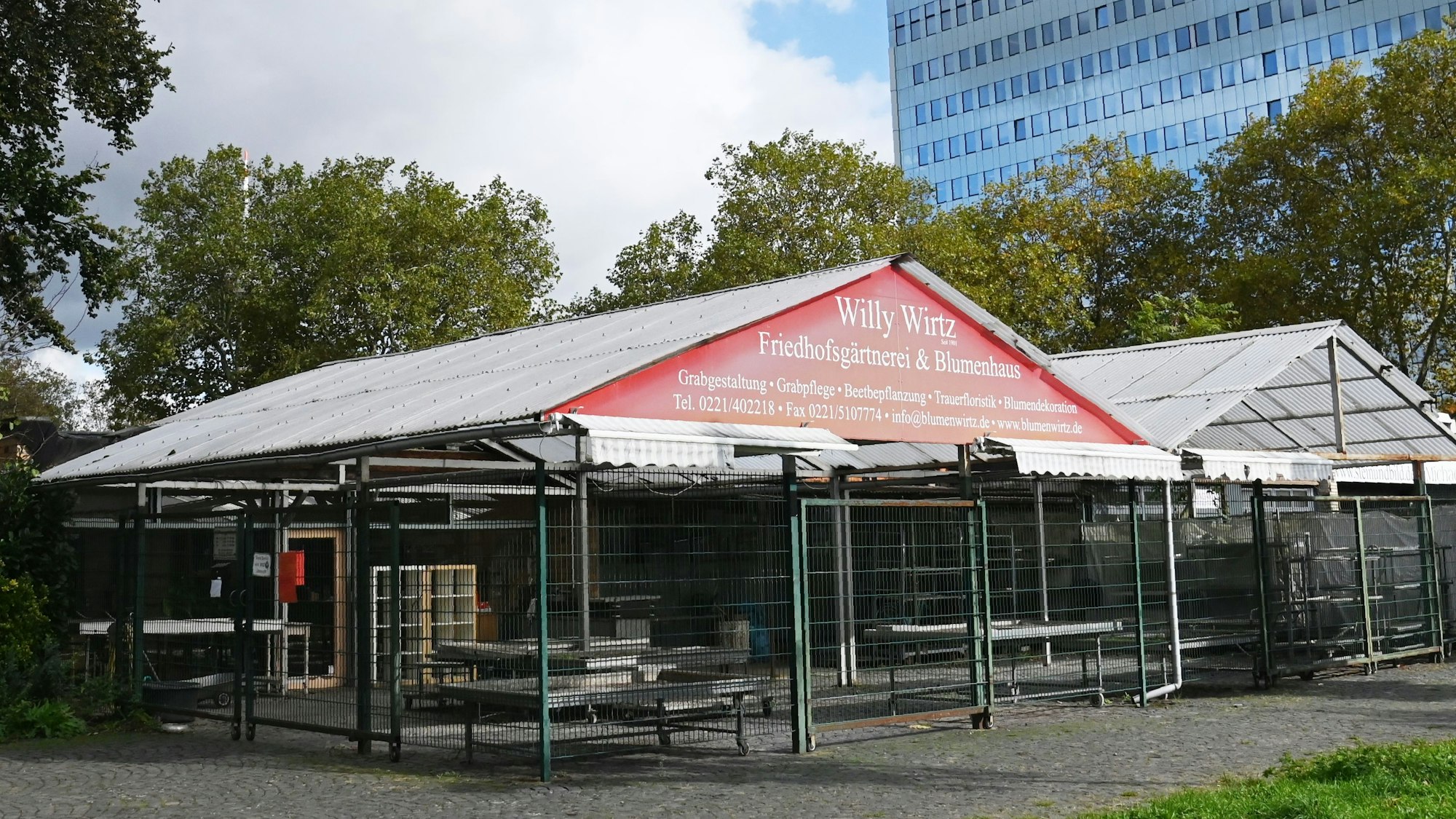 17.10.2024 Köln. Die Friedhofsgärtnerei Willy Wirtz an der Piusstraße hat den Betreib eingestellt. Foto: Alexander Schwaiger