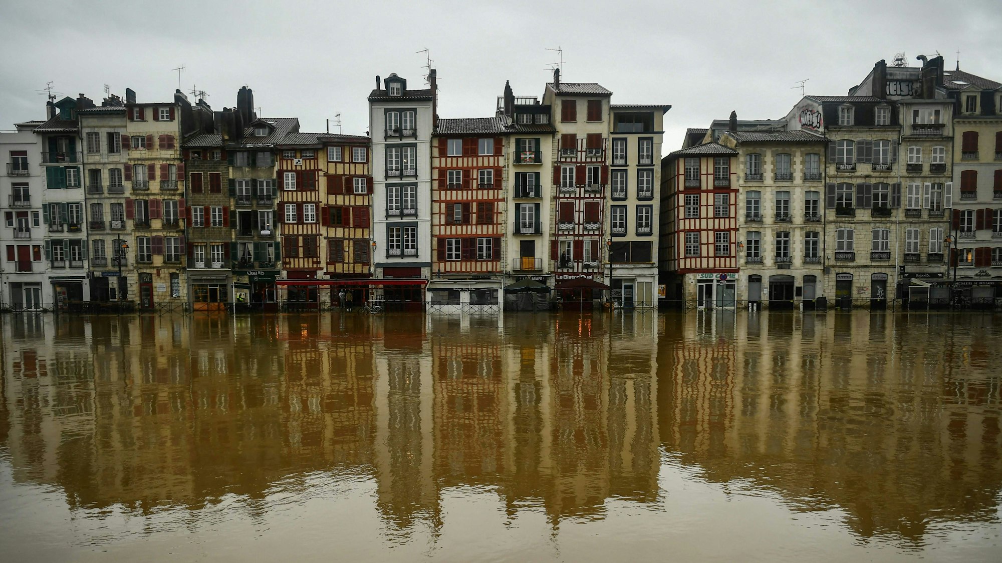 Gebäude in La Nive in Bayonne, Südwestfrankreich, sind vom Hochwasser umgeben.
