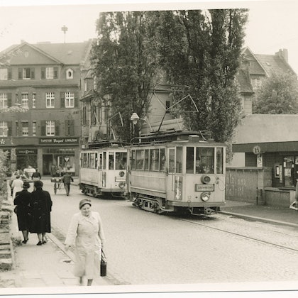 Die Straßenbahn an ihrer Abfahrtsstelle nach Lützenkirchen in der Opladener Rennbaumstraße.
