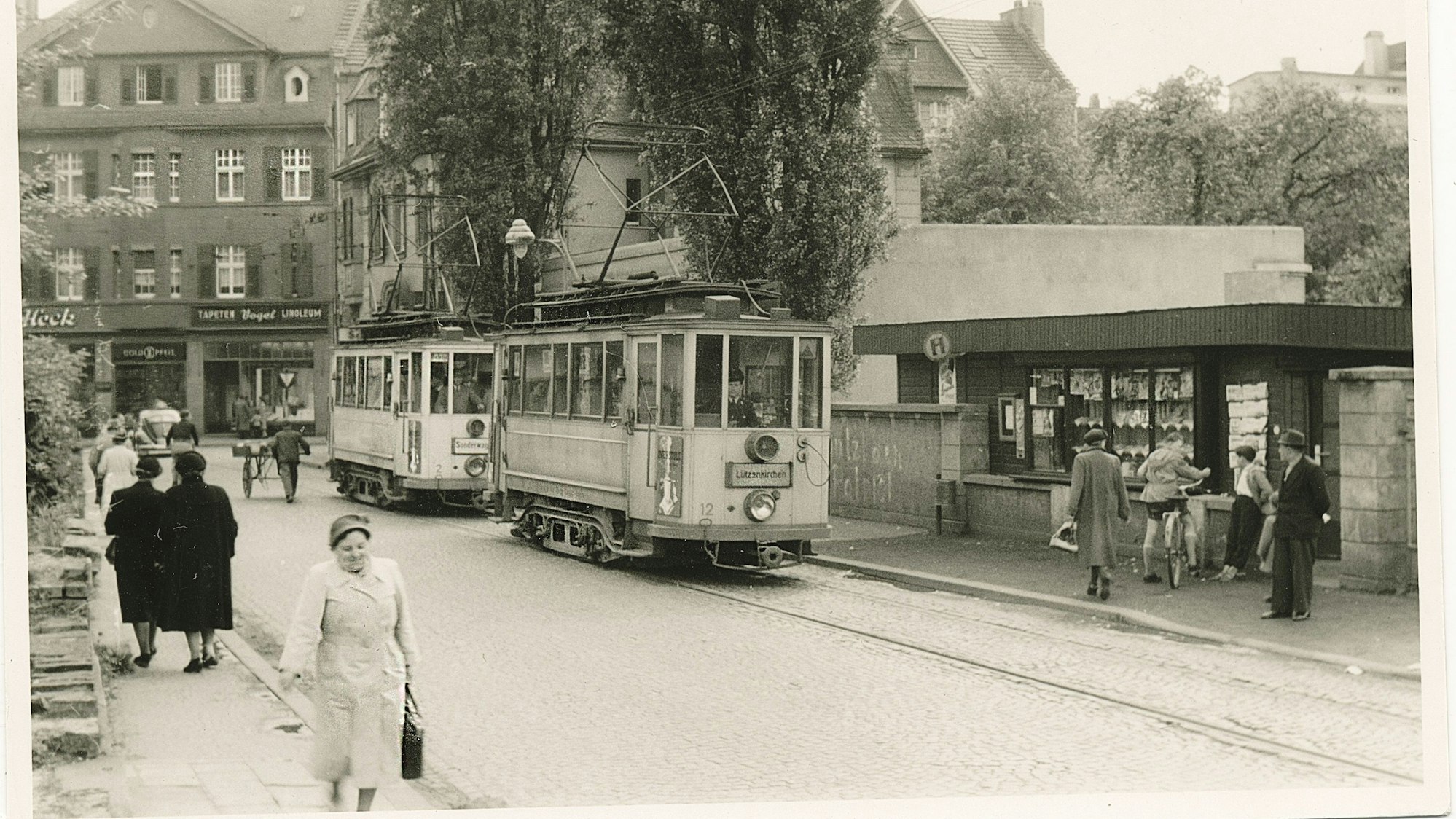 Die Straßenbahn an ihrer Abfahrtsstelle nach Lützenkirchen in der Opladener Rennbaumstraße.