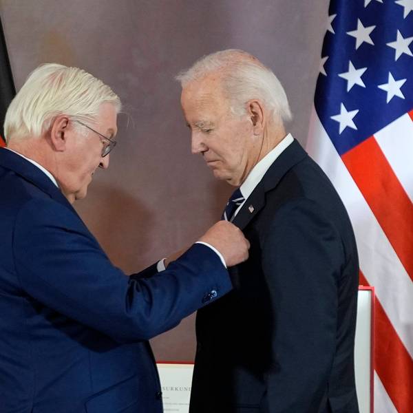 President Joe Biden wird im Schloss Bellevue von Bundespräsident Frank-Walter Steinmeier mit einer Sonderstufe des Großkreuzes des Verdienstordens ausgezeichnet.