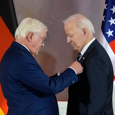 President Joe Biden wird im Schloss Bellevue von Bundespräsident Frank-Walter Steinmeier mit einer Sonderstufe des Großkreuzes des Verdienstordens ausgezeichnet.