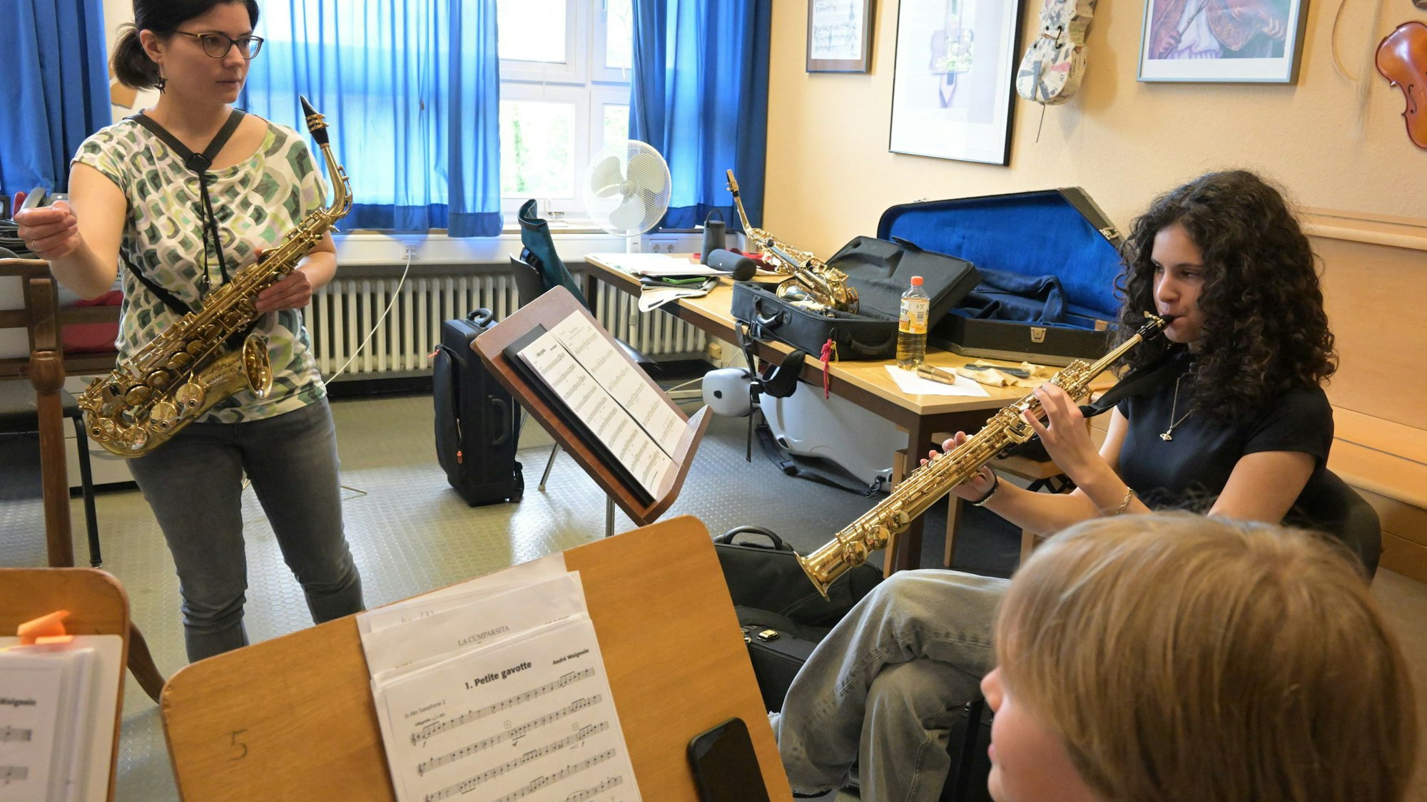 Eine Schülerin und ein Schüler üben in einem Kursraum.