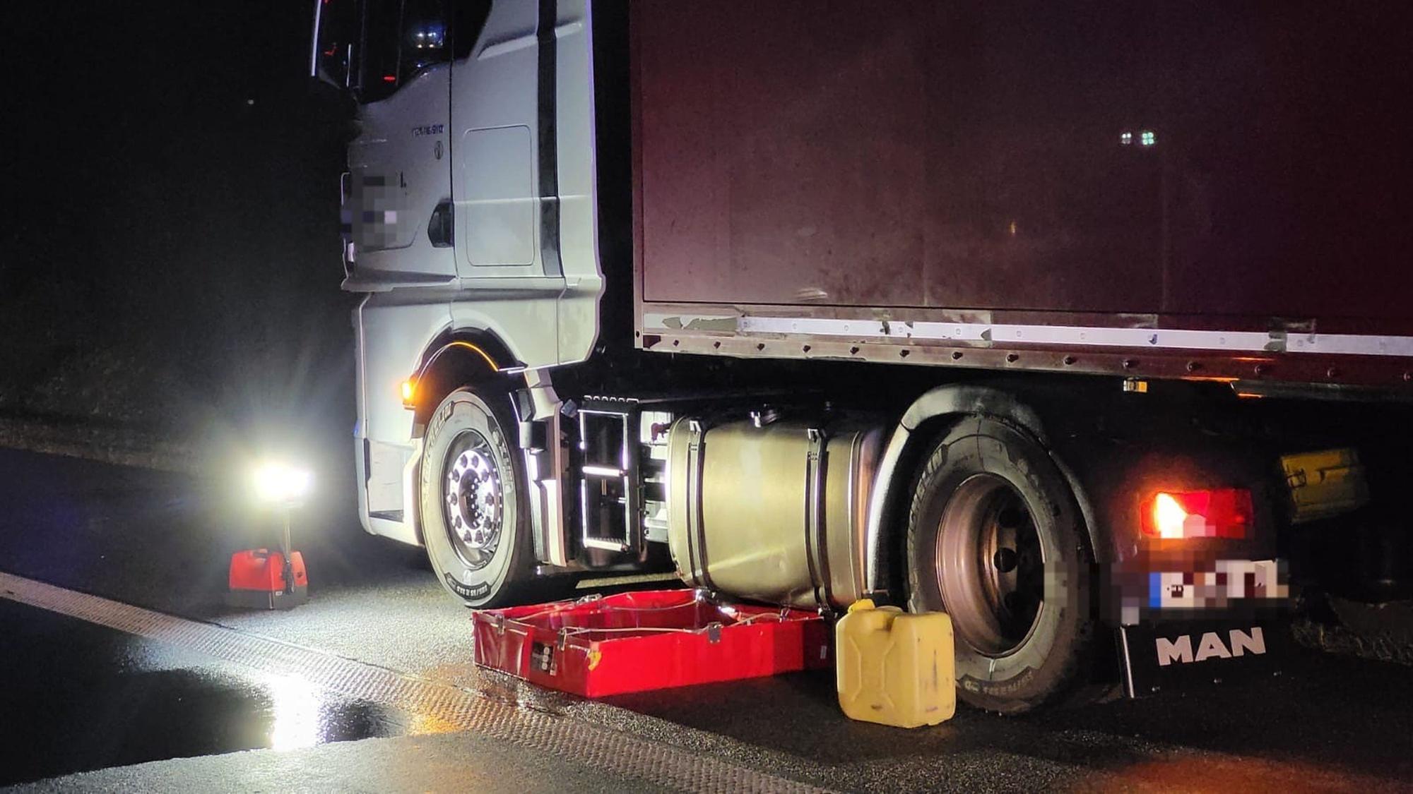 Eine Wanne steht unter dem Tank eines Transporters.