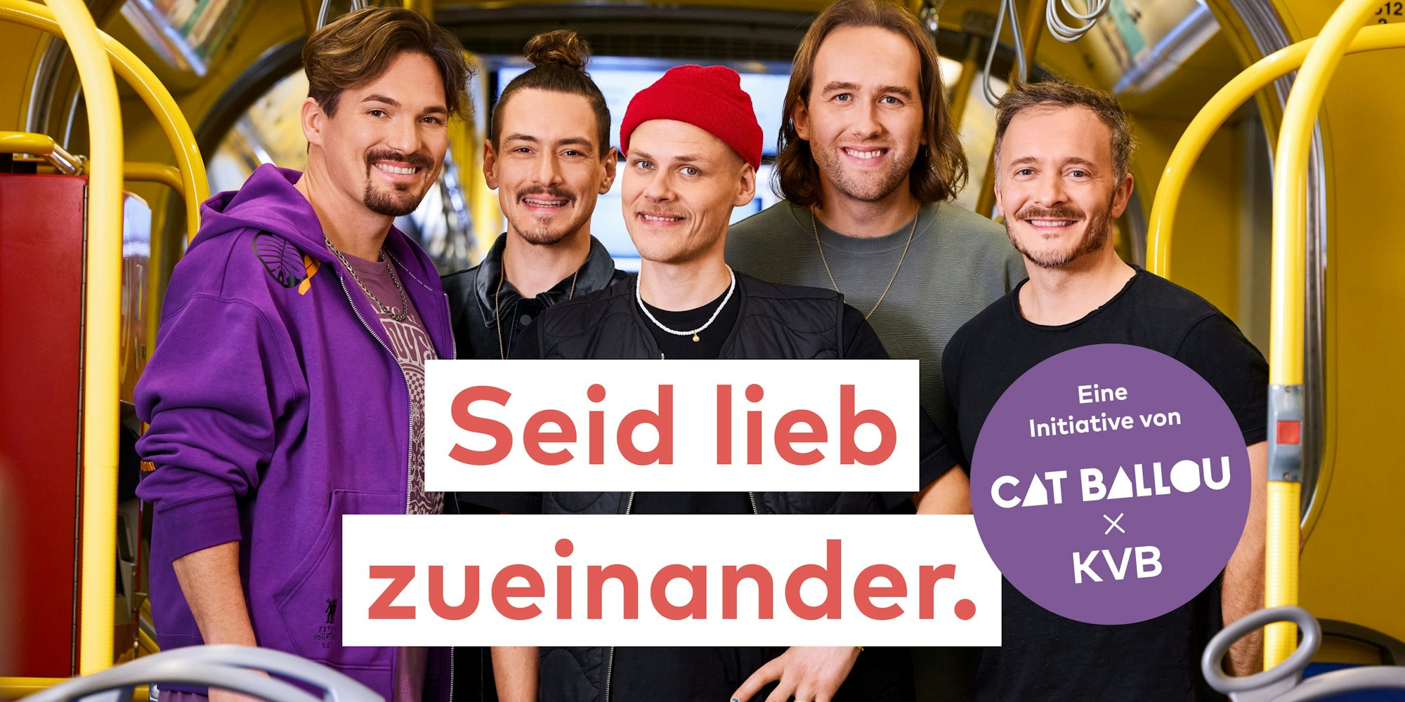 Cat Ballou zusammen in der Bahn für die Seid lieb zueinander Initiative fotografiert