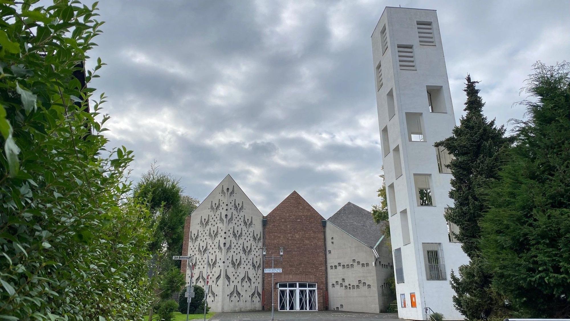 Zu sehen ist eine Kirche mit Turm.