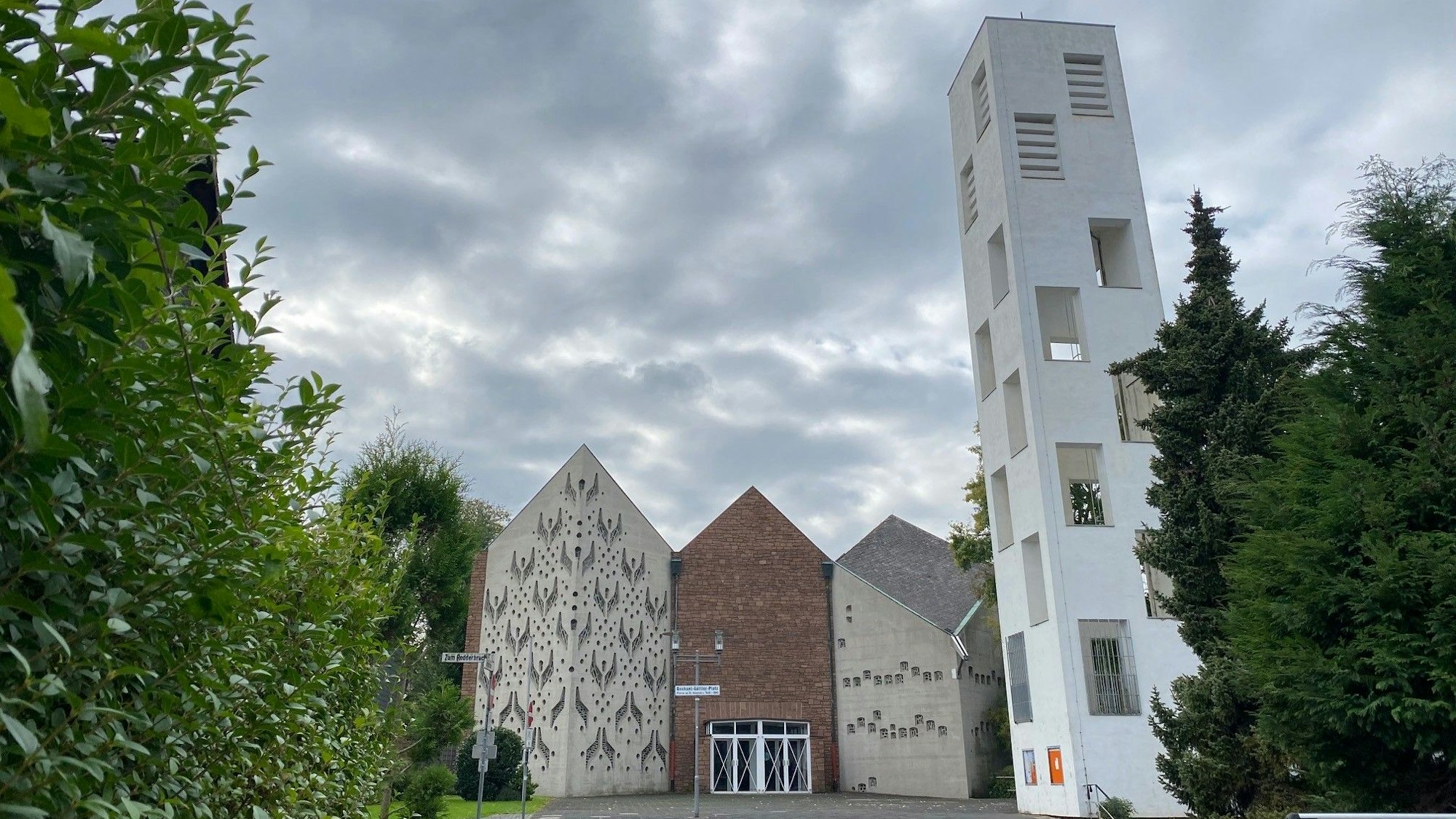 Zu sehen ist eine Kirche mit Turm.