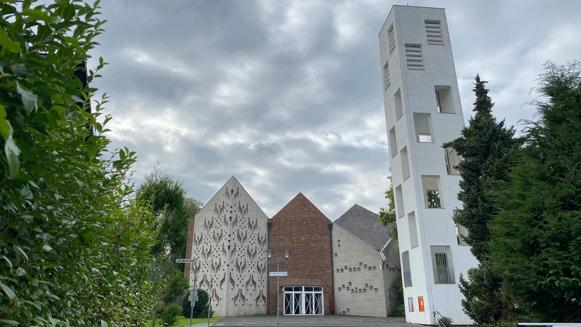 Zu sehen ist eine Kirche mit Turm.