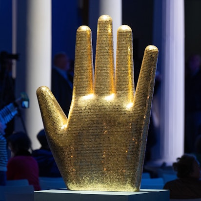 Eine überdimensionale goldene Hand wird im italienischen Pavillon angeleuchtet.