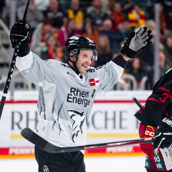 18.10.2024, Nordrhein-Westfalen, Düsseldorf: Eishockey: DEL, Düsseldorfer EG - Kölner Haie, Hauptrunde, 10. Spieltag, PSD Bank Dome. Kölns Torschütze Frederik Storm (l) und Louis-Marc Aubry jubeln nach dem Treffer zum 6:1. Foto: Marius Becker/dpa +++ dpa-Bildfunk +++