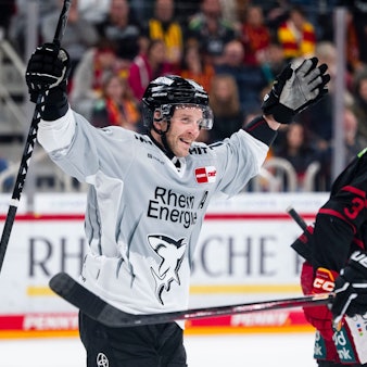 18.10.2024, Nordrhein-Westfalen, Düsseldorf: Eishockey: DEL, Düsseldorfer EG - Kölner Haie, Hauptrunde, 10. Spieltag, PSD Bank Dome. Kölns Torschütze Frederik Storm (l) und Louis-Marc Aubry jubeln nach dem Treffer zum 6:1. Foto: Marius Becker/dpa +++ dpa-Bildfunk +++