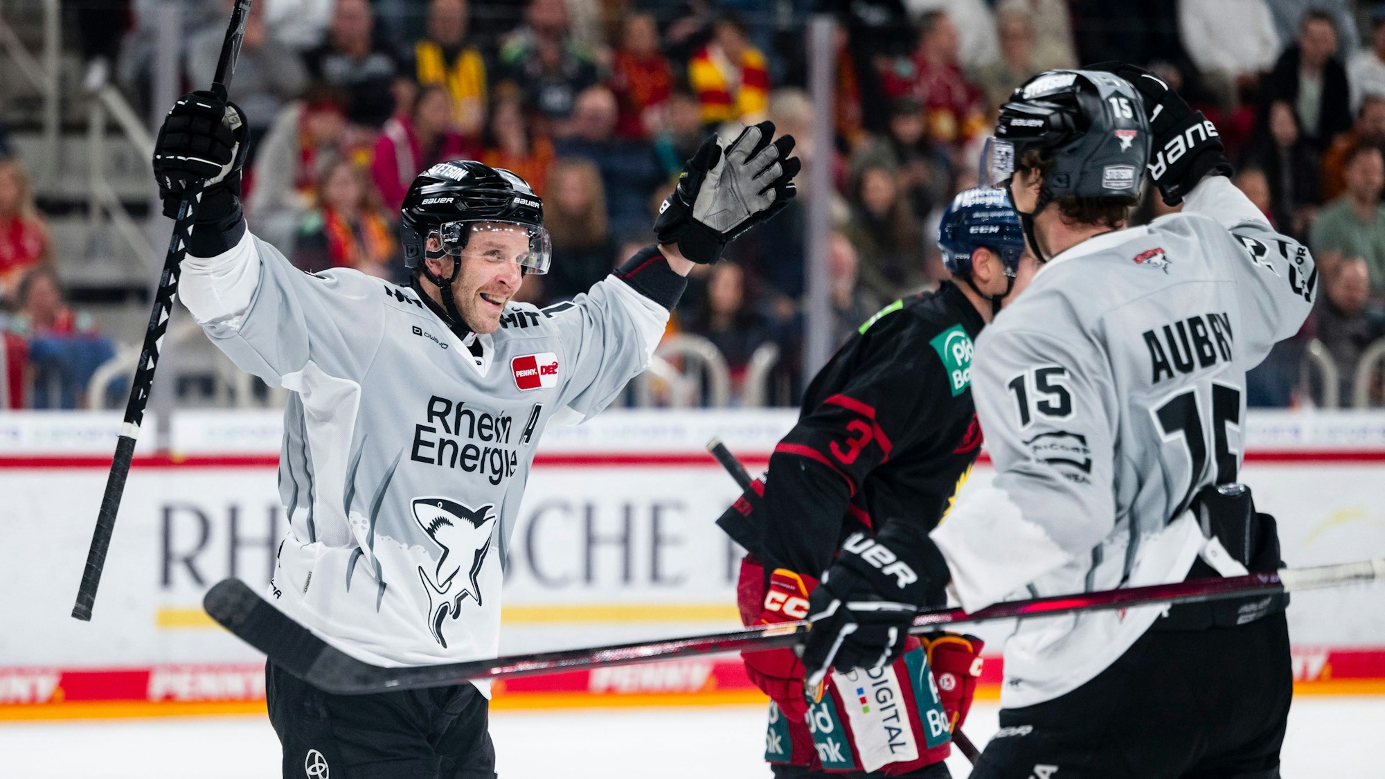 18.10.2024, Nordrhein-Westfalen, Düsseldorf: Eishockey: DEL, Düsseldorfer EG - Kölner Haie, Hauptrunde, 10. Spieltag, PSD Bank Dome. Kölns Torschütze Frederik Storm (l) und Louis-Marc Aubry jubeln nach dem Treffer zum 6:1. Foto: Marius Becker/dpa +++ dpa-Bildfunk +++
