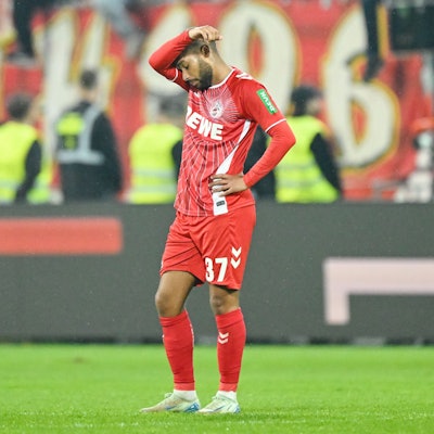 18.10.2024, Hessen, Darmstadt: Fußball: 2. Bundesliga, Darmstadt 98 - 1. FC Köln, 9. Spieltag, Merck-Stadion am Böllenfalltor. Kölns Linton Maina steht auf dem Spielfeld. Foto: Uwe Anspach/dpa - WICHTIGER HINWEIS: Gemäß den Vorgaben der DFL Deutsche Fußball Liga bzw. des DFB Deutscher Fußball-Bund ist es untersagt, in dem Stadion und/oder vom Spiel angefertigte Fotoaufnahmen in Form von Sequenzbildern und/oder videoähnlichen Fotostrecken zu verwerten bzw. verwerten zu lassen. +++ dpa-Bildfunk +++