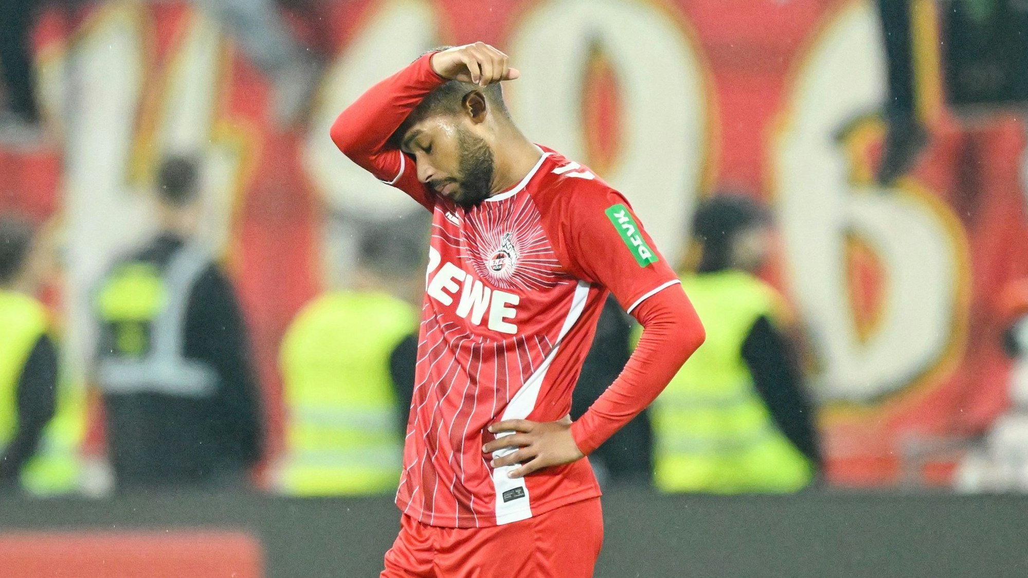 18.10.2024, Hessen, Darmstadt: Fußball: 2. Bundesliga, Darmstadt 98 - 1. FC Köln, 9. Spieltag, Merck-Stadion am Böllenfalltor. Kölns Linton Maina steht auf dem Spielfeld. Foto: Uwe Anspach/dpa - WICHTIGER HINWEIS: Gemäß den Vorgaben der DFL Deutsche Fußball Liga bzw. des DFB Deutscher Fußball-Bund ist es untersagt, in dem Stadion und/oder vom Spiel angefertigte Fotoaufnahmen in Form von Sequenzbildern und/oder videoähnlichen Fotostrecken zu verwerten bzw. verwerten zu lassen. +++ dpa-Bildfunk +++