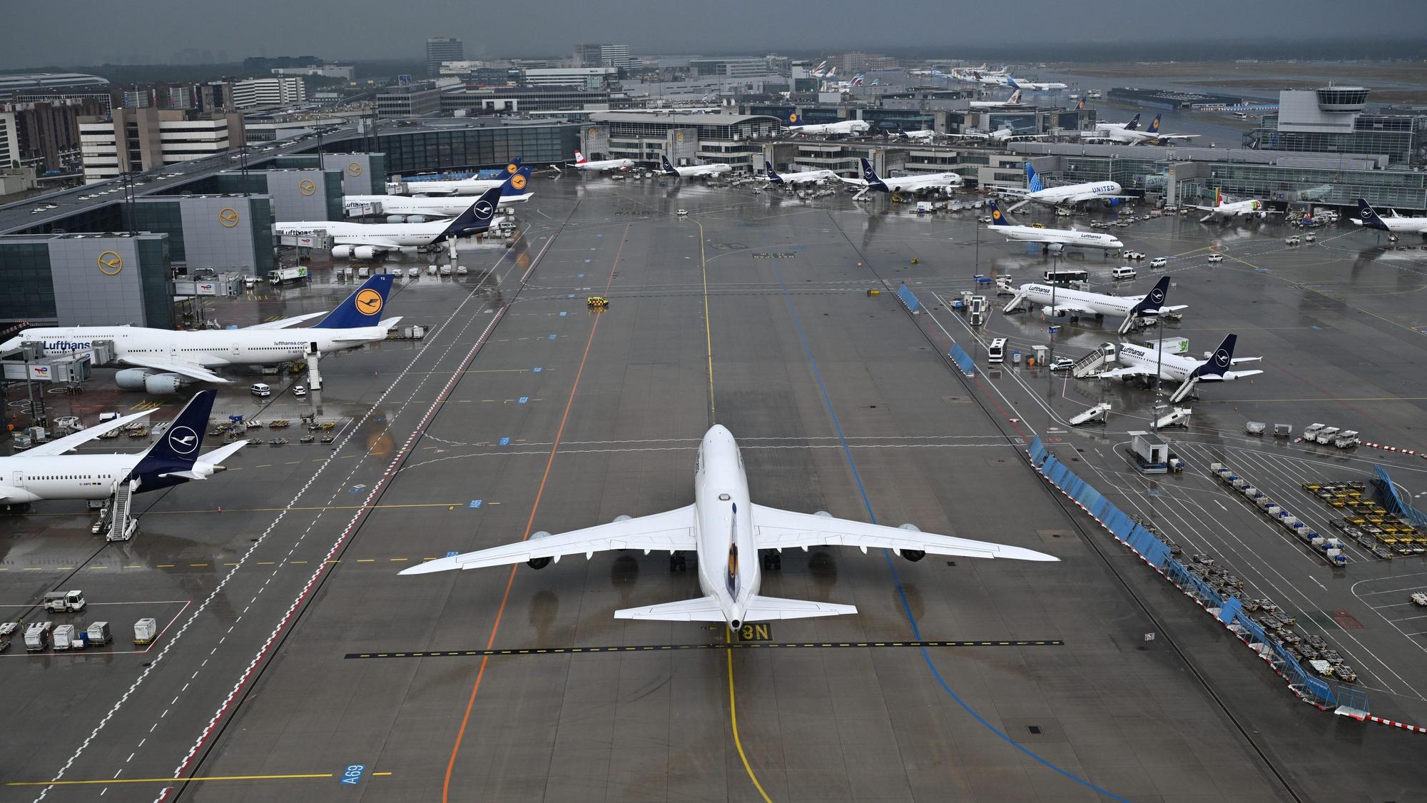 Ein Flugzeug steht auf dem Vorfeld des Frankfurter Flughafens.